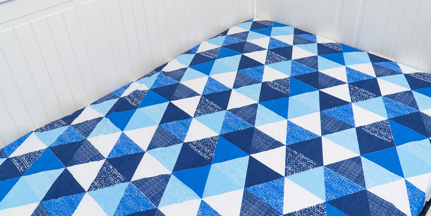 prześcieradło 80x160 trójkąty niebieskie 